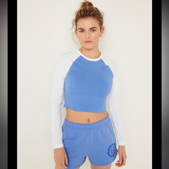 NWT Victoria’s Secret Pink Cropped Long-sleeve Raglan Top - Picture 3 of 5